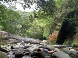 親子馬リトリート：川で裸足活動