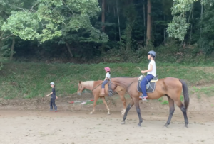 子どもたちによる馬の出勤